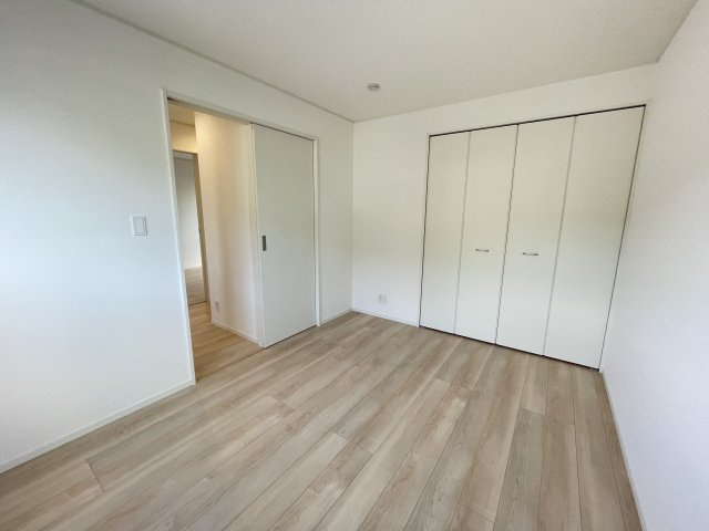 【洋室】 | 【新築分譲住宅】 山形市小白川町第7　☆全5棟☆ | 【Room】
バルコニーと繋がるお部屋ですのでお布団などの大きな洗濯物もそのまま干してフカフカに♪屋根付きなので突然の雨でも安心です(*^-^*)