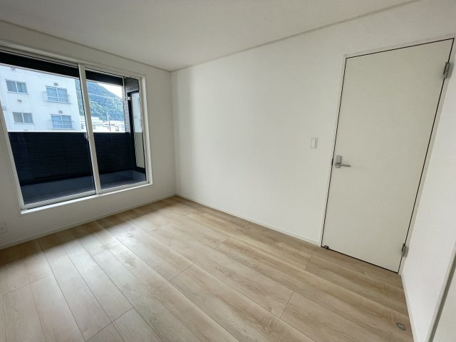 【洋室】 | 【新築分譲住宅】 山形市小白川町第7　☆全5棟☆ | 【Room】
1日の疲れを癒し、心地よく寛げるようゆったりとした広さを確保しています。プライベートタイムをより優雅に穏やかに…。落ち着いた雰囲気を紡ぎます。