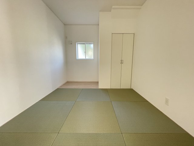 【和室】 | 【新築分譲住宅】 山形市小白川町第7　☆全5棟☆ | 家事スペースやお子様の遊び場として、または客室として、大活躍間違いなしの和室。
注目されているダイヤロン畳を使用し、傷みづらく、ダニやカビの発生も抑えてくれます◎