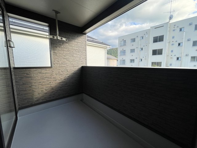 【バルコニー】 | 【新築分譲住宅】 山形市小白川町第7　☆全5棟☆ | 【Balcony】
屋根付きでひろびろバルコニーですので、物干しは勿論、お酒を飲みながら寛ぐスペースとしてもいかがでしょうか？