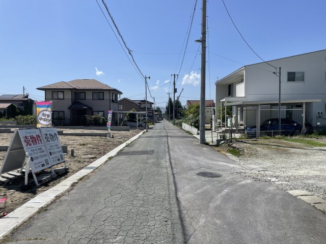 【前面道路含む現地写真】 | 【新築分譲住宅】 山形市小白川町第7　☆全5棟☆ | 【View】
この開放感ある眺望と共に閑静な住宅街の季節感を演出する四季折々の変化を楽しめる心地よい場所となることでしょう。