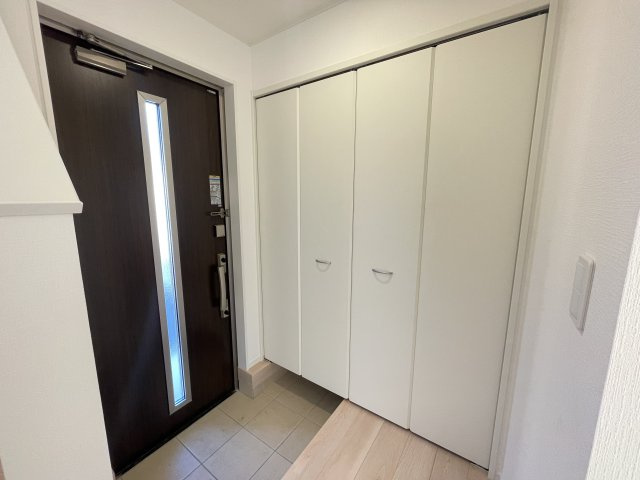 【玄関】 | 【新築分譲住宅】 山形市小白川町第7　☆全5棟☆ | 【Entrance】
お客様をお迎えする玄関は落ち着いた雰囲気。帰りに着くたび洗練されたテイストの空間に迎えられ誇りと喜びを感じる玄関まわりです。