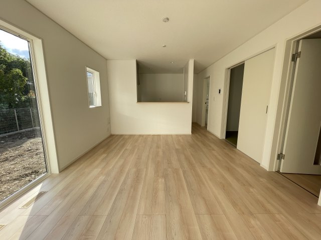 【居間・リビング】 | 【新築分譲住宅】 山形市小白川町第7　☆全5棟☆ | 【Living room】
家族と過ごすひと時を溢れる光が優しく包み込むリビングダイニング。家族とともに、心穏やかに過ごすひととき。家族との時間、自分の時間を大切にできる空間がここにあります。