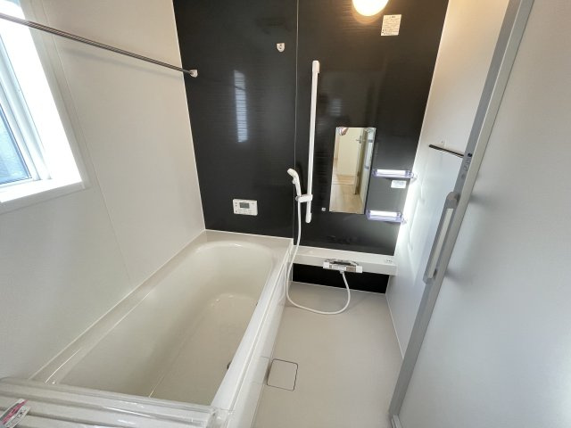 【浴室】 | 【新築分譲住宅】 山形市小白川町第7　☆全5棟☆ | 【Bathroom】
広々したバスルームは日々の疲れを癒してくれます。半身浴タイプなので、お子さんと一緒にゆっくり湯船につかりながら１日の出来事をお話したり・・そんな素敵時間が過ごせます♪