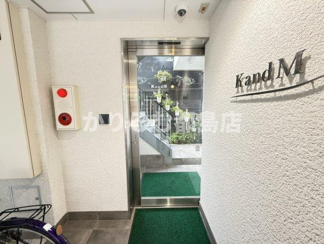 KandM別館のエントランス