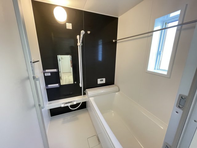 【浴室】 | 【新築分譲住宅】 山形市小白川町第7　☆全5棟☆ | 【Bathroom】
広々したバスルームは日々の疲れを癒してくれます。半身浴タイプなので、お子さんと一緒にゆっくり湯船につかりながら１日の出来事をお話したり・・そんな素敵時間が過ごせます♪