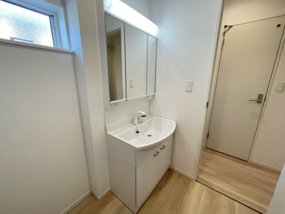 【独立洗面台】 | 【新築分譲住宅】 山形市小白川町第7　☆全5棟☆ | 【Powder room】
人気の３面鏡を採用！ミラー裏に収納でき、生活感なくすっきり。また、窓もあるので明るく換気もできますね♪