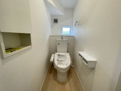 【トイレ】 | 【新築分譲住宅】 山形市小白川町第7　☆全5棟☆ | 【Toilet】
ウォシュレット機能付きシャワートイレは、ツイントルネード洗浄なので、少ない水でもしっかりと前方の返し部分から後方部までしっかり洗浄！