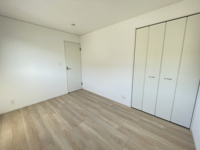 【洋室】 | 【新築分譲住宅】 山形市小白川町第7　☆全5棟☆ | 【Room】
バルコニーと繋がるお部屋ですのでお布団などの大きな洗濯物もそのまま干してフカフカに♪屋根付きなので突然の雨でも安心です(*^-^*)