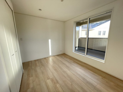 【洋室】 | 【新築分譲住宅】 山形市小白川町第7　☆全5棟☆ | 【Room】
1日の疲れを癒し、心地よく寛げるようゆったりとした広さを確保しています。プライベートタイムをより優雅に穏やかに…。落ち着いた雰囲気を紡ぎます。