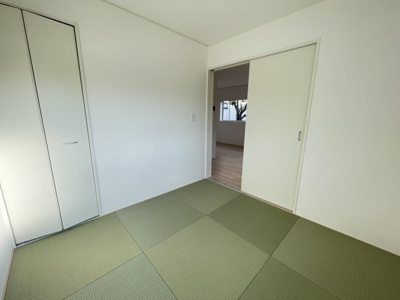 【和室】 | 【新築分譲住宅】 山形市小白川町第7　☆全5棟☆ | 【Japanese style room】
家事スペースやお子様の遊び場として、または客室として大活躍間違いなしの和室。
注目されているダイヤロン畳を使用。傷みづらくダニやカビの発生も抑えてくれます◎