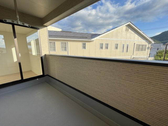 【バルコニー】 | 【新築分譲住宅】 山形市小白川町第7　☆全5棟☆ | 【Balcony】
屋根付きでひろびろバルコニーですので、物干しは勿論、お酒を飲みながら寛ぐスペースとしてもいかがでしょうか？