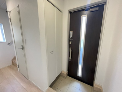 【玄関】 | 【新築分譲住宅】 山形市小白川町第7　☆全5棟☆ | 【Entrance】
お客様をお迎えする玄関は落ち着いた雰囲気。帰りに着くたび洗練されたテイストの空間に迎えられ誇りと喜びを感じる玄関まわりです。