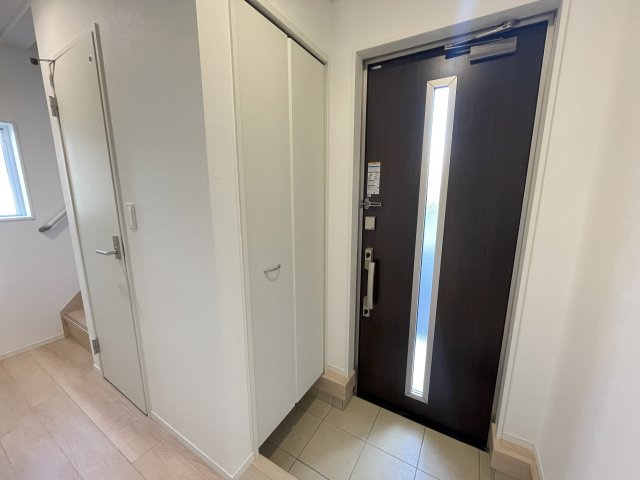 【玄関】 | 【新築分譲住宅】 山形市小白川町第7　☆全5棟☆ | 【Entrance】
お客様をお迎えする玄関は落ち着いた雰囲気。帰りに着くたび洗練されたテイストの空間に迎えられ誇りと喜びを感じる玄関まわりです。