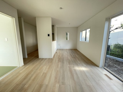 【居間・リビング】 | 【新築分譲住宅】 山形市小白川町第7　☆全5棟☆ | 【Living room】
家族と過ごすひと時を溢れる光が優しく包み込むリビングダイニング。家族とともに、心穏やかに過ごすひととき。家族との時間、自分の時間を大切にできる空間がここにあります。