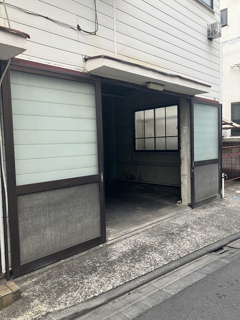 吉行邸の駐車場