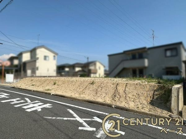 北葛城郡上牧町片岡台１丁目の売地の外観|■現地撮影写真■建築条件なし・前面道路との高低差が少ない土地です！