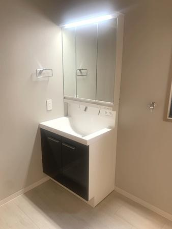 北葛城郡広陵町馬見南４丁目　一戸建の独立洗面台|■現地撮影写真■三面鏡タイプのミラーキャビネット！収納スペースも豊富です！