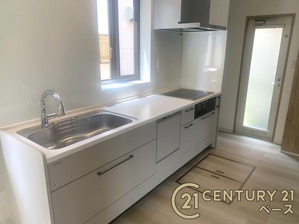 北葛城郡広陵町馬見南４丁目　一戸建のキッチン|■現地撮影写真■スペース広々！使い勝手のよいシステムキッチン！