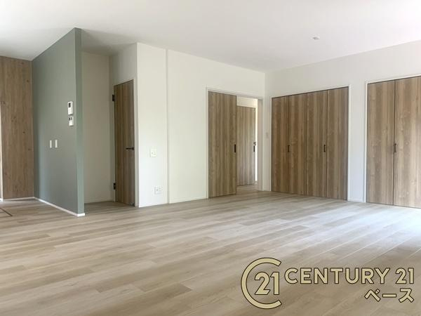 北葛城郡広陵町馬見南４丁目　一戸建の居間・リビング|■現地撮影写真■ご家族でくつろいでいただける広々１９.８帖のリビングです！