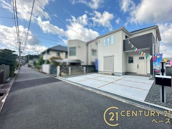 ファーストタウン三室 ／新築一戸建の前面道路含む現地写真|■現地撮影写真■敷地と道路の高低差が少なく駐車もスムーズです！