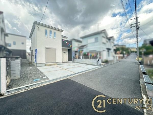 ファーストタウン三室 ／新築一戸建の前面道路含む現地写真|■現地撮影写真■スーパーや薬局などの商業施設が徒歩圏内に近接し、生活環境の整った立地です！