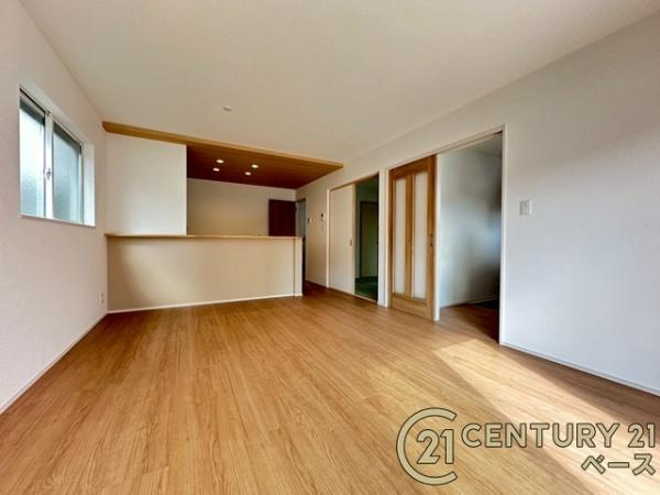 ファーストタウン三室 ／新築一戸建の居間・リビング|■現地撮影写真■ご家族でくつろいでいただける広々したリビングです！