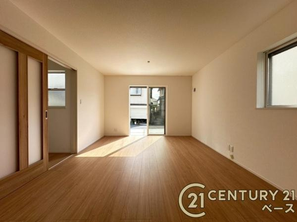 ファーストタウン三室 ／新築一戸建の居間・リビング|■現地撮影写真■窓ガラスは紫外線７６％カットで安心のLOW-Eペアガラスを採用！結露防止にも効果的です！