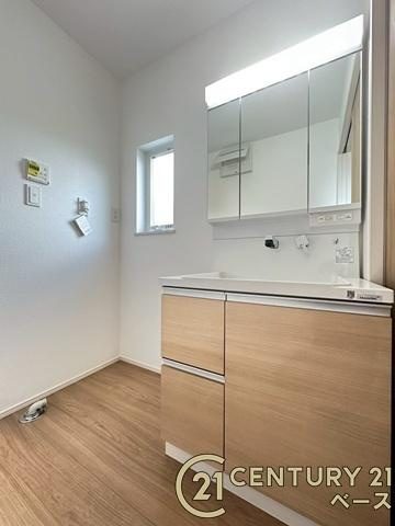 ファーストタウン三室 ／新築一戸建の独立洗面台|■現地撮影写真■三面鏡タイプのミラーキャビネット！収納スペースも豊富です！