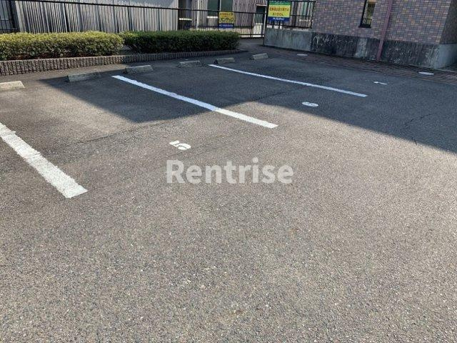 ラヴィアンクレールの駐車場