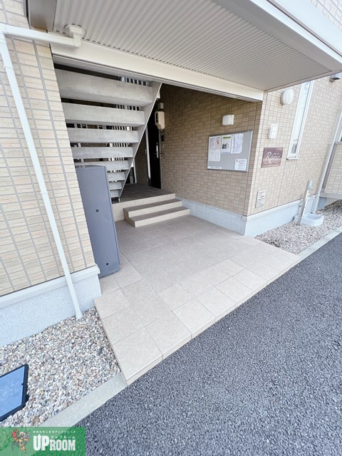 春日井市西屋町字西屋敷のアパートのエントランス