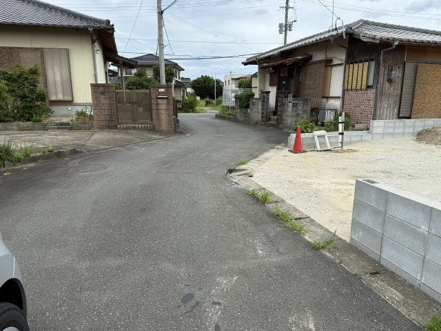 板持　新築戸建の前面道路含む現地写真
