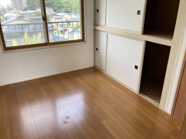 山本ビルの洋室