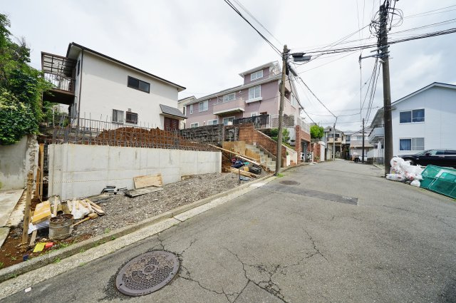 【横浜市保土ケ谷区鎌谷町270-6新築戸建て】★仲介手数料無料★（宮ヶ谷小学校・宮谷中学校）の前面道路含む現地写真