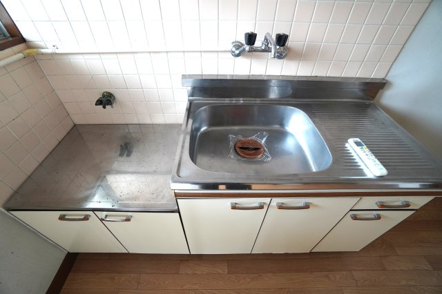 吉村ビルのキッチン|コンパクトなキッチンで掃除もラクラク