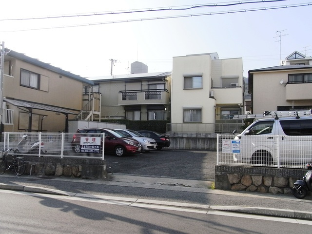 ピースフル本山の駐車場