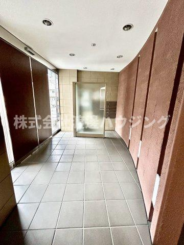 サクセス緑地公園のエントランス