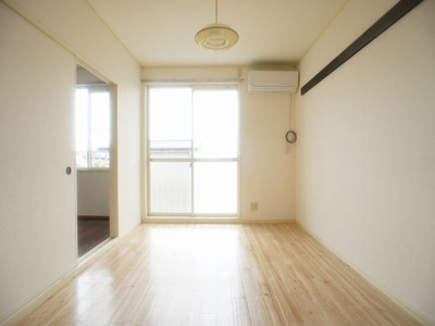 【居間・リビング】 | ドミールタナカⅢ | 快適に過ごせるエアコンが付いています♪