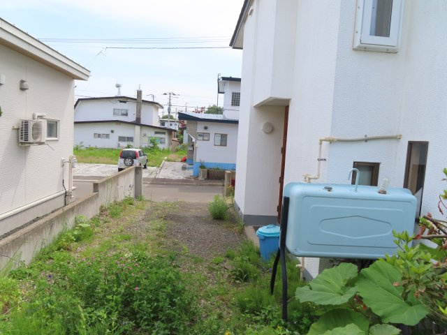 北見市高砂町１２番３号　中古売家の駐車場|駐車場は、縦列で２台駐車可能です。