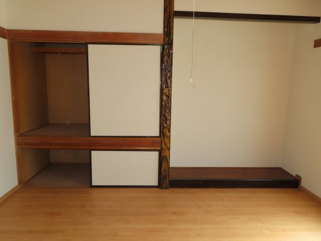北見市高砂町１２番３号　中古売家の収納|1階7帖洋室収納（押入・床の間）