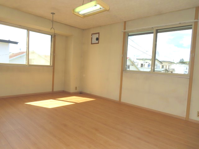 【洋室】 | 北見市高砂町１２番３号　中古売家 | ２階10.75帖床フロア張