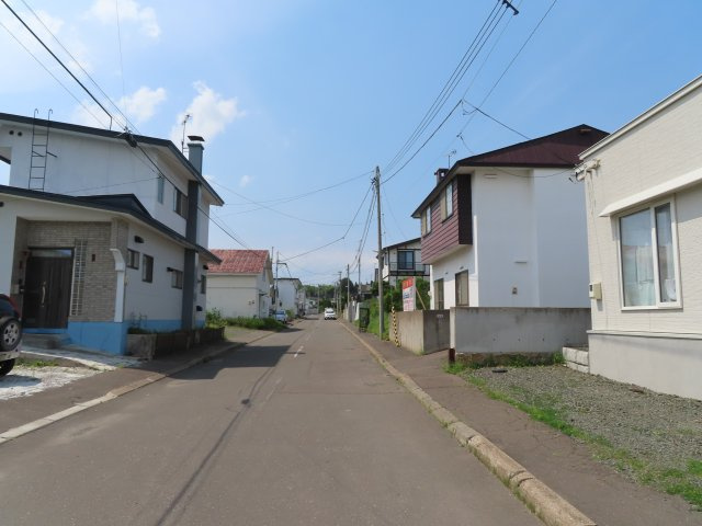 北見市高砂町１２番３号　中古売家の前面道路含む現地写真