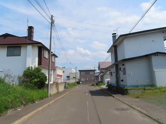 北見市高砂町１２番３号　中古売家の前面道路含む現地写真