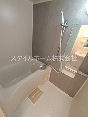 【浴室】 | メゾン・ド・ラヴィ菰口Ⅰ | 別部屋写真です。