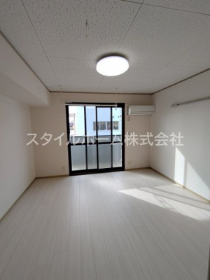 【居間・リビング】 | メゾン・ド・ラヴィ菰口Ⅰ | 別部屋写真です。