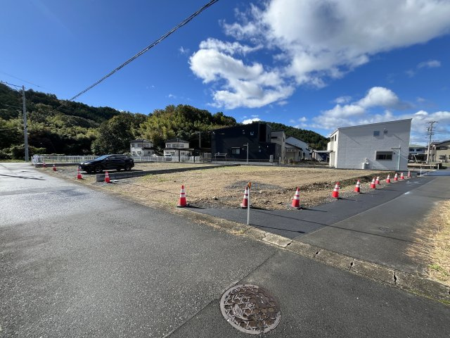 2区画分譲地　太郎丸中島　A区画の前面道路含む現地写真