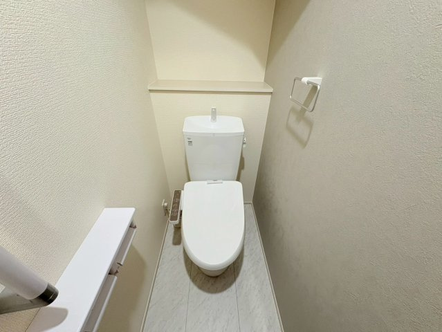 【商談中】リーブルガーデン　岐阜市薬師町　全3区画分譲のトイレ|超表面平滑加工とイオンパワーの「セフィオンテクト」加工で、汚れが付きにくく落ちやすい仕様で清潔です。
便器にフチがないので汚れが隠れて見えない部分がありません。お手入れがとってもラクラクです。