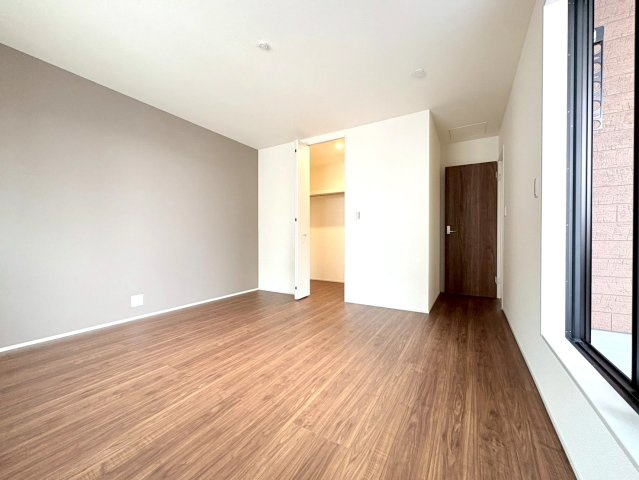 【商談中】リーブルガーデン　岐阜市薬師町　全3区画分譲の寝室|すべての居室にはたっぷり収納できる大型のクローゼット、各室に２４時間換気システムを設置しています。
排気ファンから低風量で24時間強制排気し、家の中の空気をいつも新鮮に保ちます。
