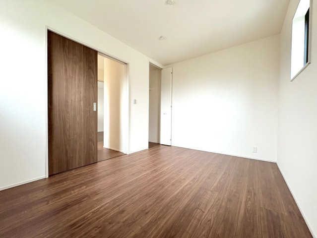 【商談中】リーブルガーデン　岐阜市薬師町　全3区画分譲の洋室|全居室にたっぷり収納できる大型クローゼット、居室部分の窓ガラスには間に空気層を設けたペアガラスを採用。
高い断熱性と共にガラス面の結露対策にも効果を発揮します。