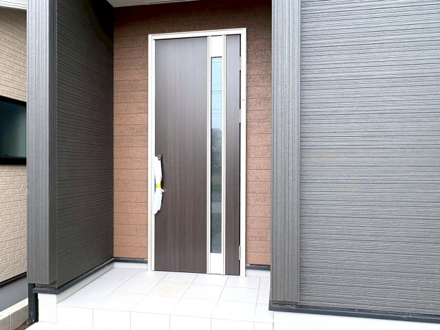 【商談中】リーブルガーデン　岐阜市薬師町　全3区画分譲の玄関|【ピッキング防止機能付き玄関ドア錠】玄関ドアの鍵は上下に２つあり、内側の下段は脱着サムターンキー。
鍵を不正に開錠されても、もう１つの鍵でピッキングを防ぎます。防犯性の高い仕様になっています。